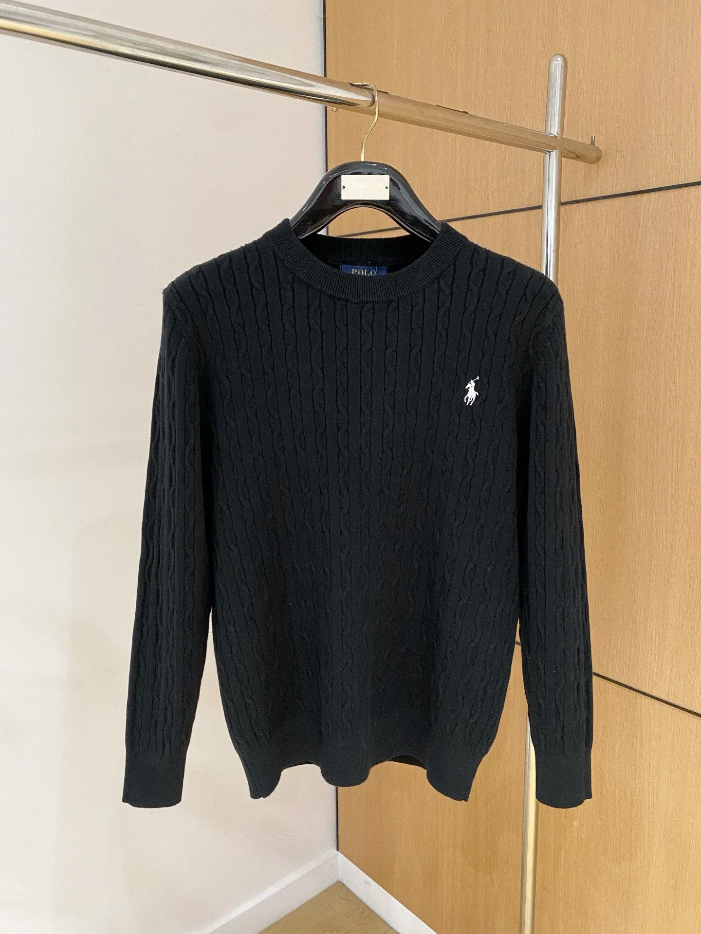 🅿️420 【POLO Paul】Autumn and winter classic round neck pullover sweater, in full condition! ! ! Wool blended fabric, the latest model in 2025, golden ratio! ! Slim-fitting soft gold, versatile and practical item, the combination and practicality are extremely powerful, simple and elegant, and classy! To create your own style, it is highly recommended to buy it in two colors. The standard slim fit tailoring process is suitable for both young and old men. It is knitted from wool and will not cause any discomfort! While keeping warm, it is stylish, textured and wearable, and the classic logo with contrasting colors on the chest feels in place! ! Recommended for regular customers! ! Size M-3XL (maximum wear: 190 pounds)